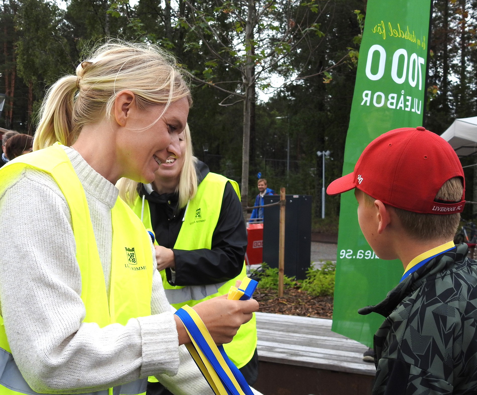 Anmälningarna till Kronanjoggen för barn mellan 2- 11 år slår rekord och i år var det 179 barn anmälda. Här får en av dagens tappra löpare medalj för väl genomförd insats längs den 750 meter långa banan.