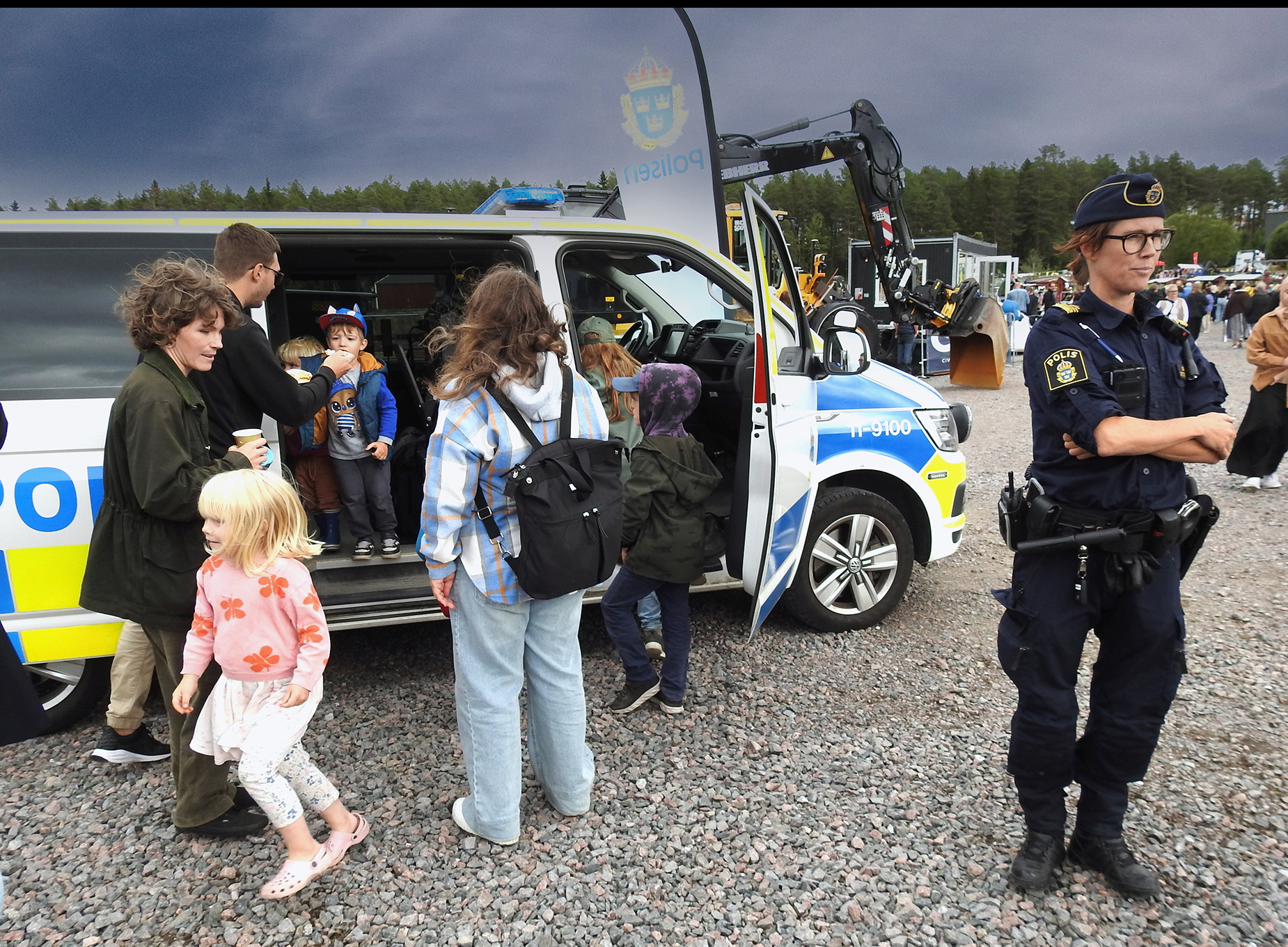 Räddningstjänsten deltog med brandbil, Polisen med polisbilar och Region Norrbotten med ambulans vilket blev mycket uppskattat av besökare i alla åldrar.