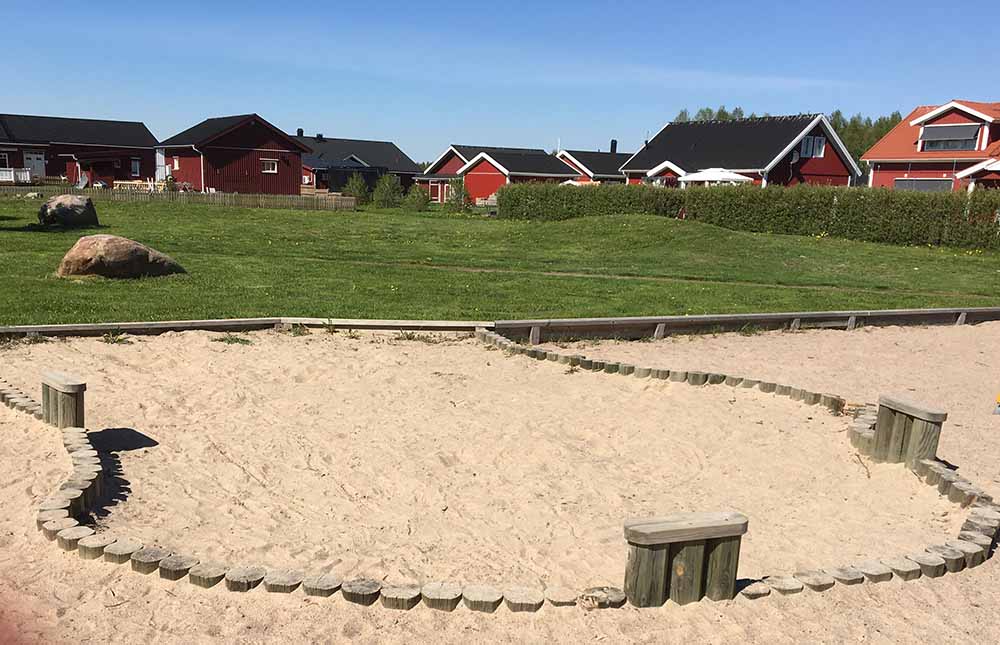 Lekområde och balansstockar i en snirklande rund bana