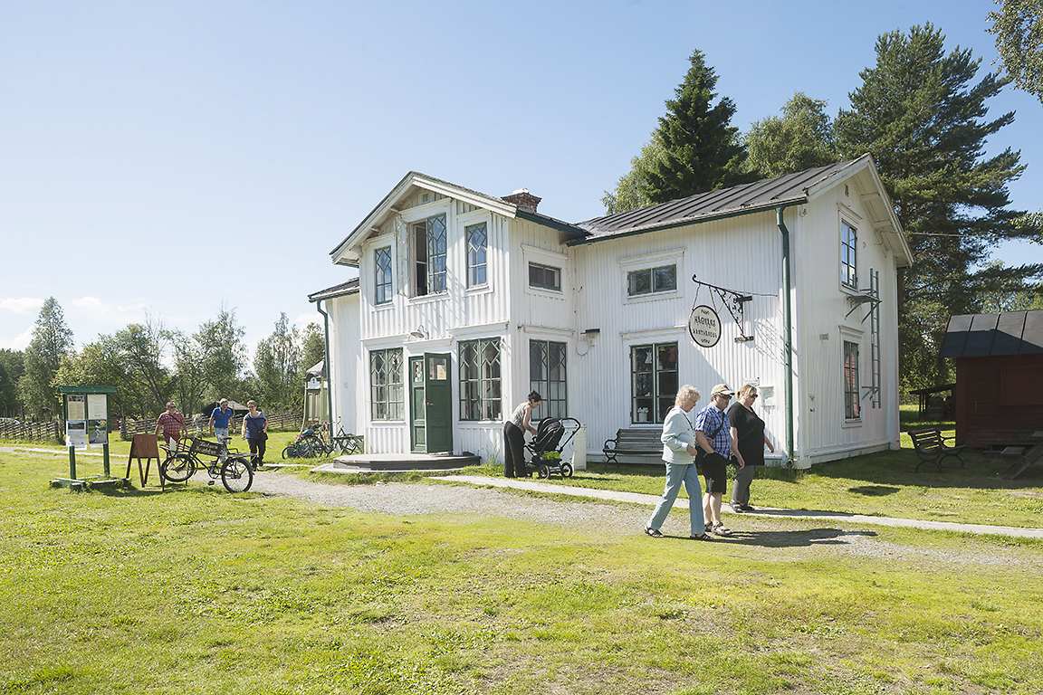 Vit byggnad i gammal stil, lanthandeln på Hägnan