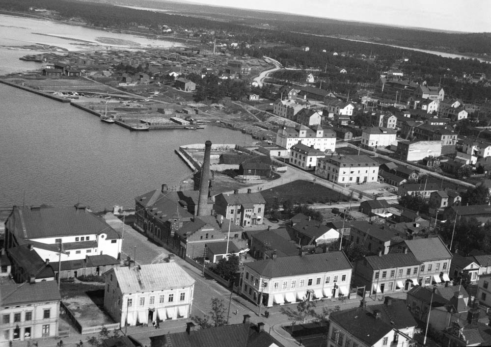 Vy från kyrktornet mot Båthusbacken och Pontuskajen.