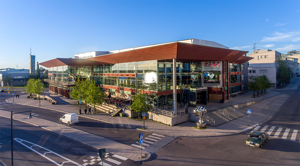 Kulturens hus är ett kulturhus med rött trä och grå sten på fasaden.