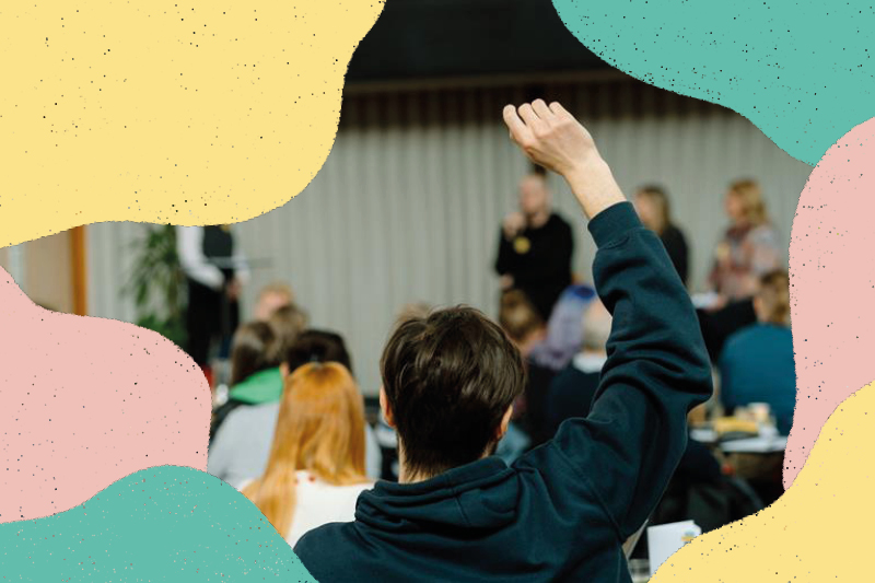 Kille räcker upp handen.