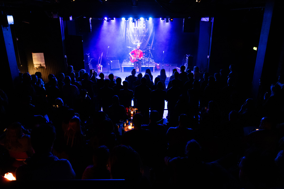 På scenen Johan Airijoki. Foto: Lexi Barsk