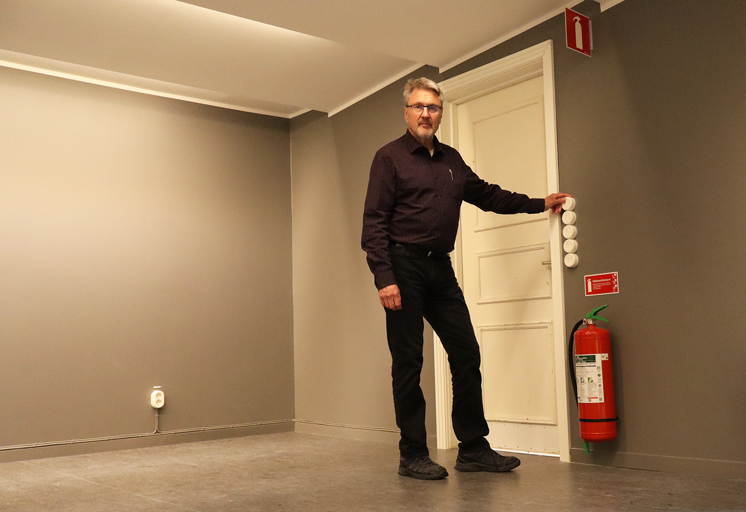 Roger Stenberg visar den moderna tekniken.