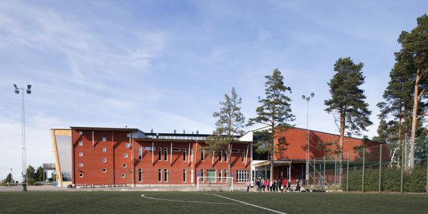 Foto på Hälsans hus och fotbollsplanen framför huset