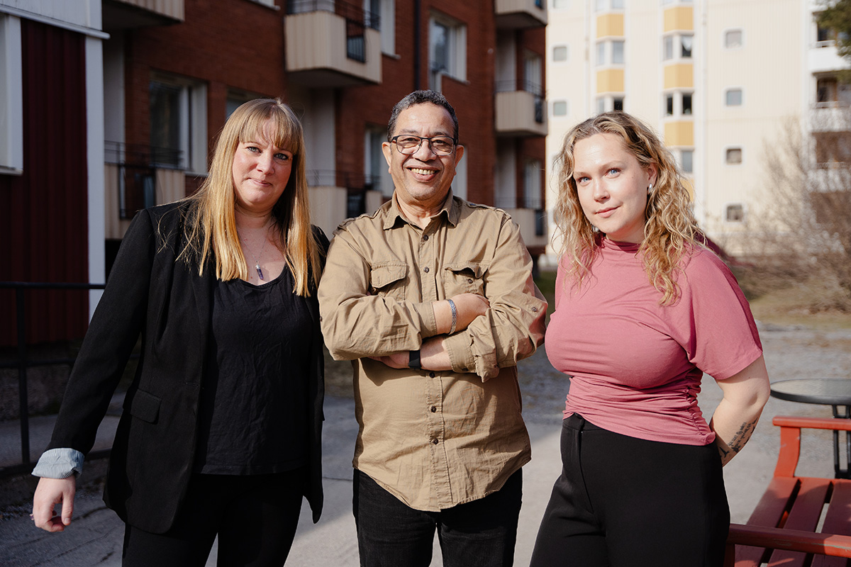 Tre personer står på bron till Ekan.