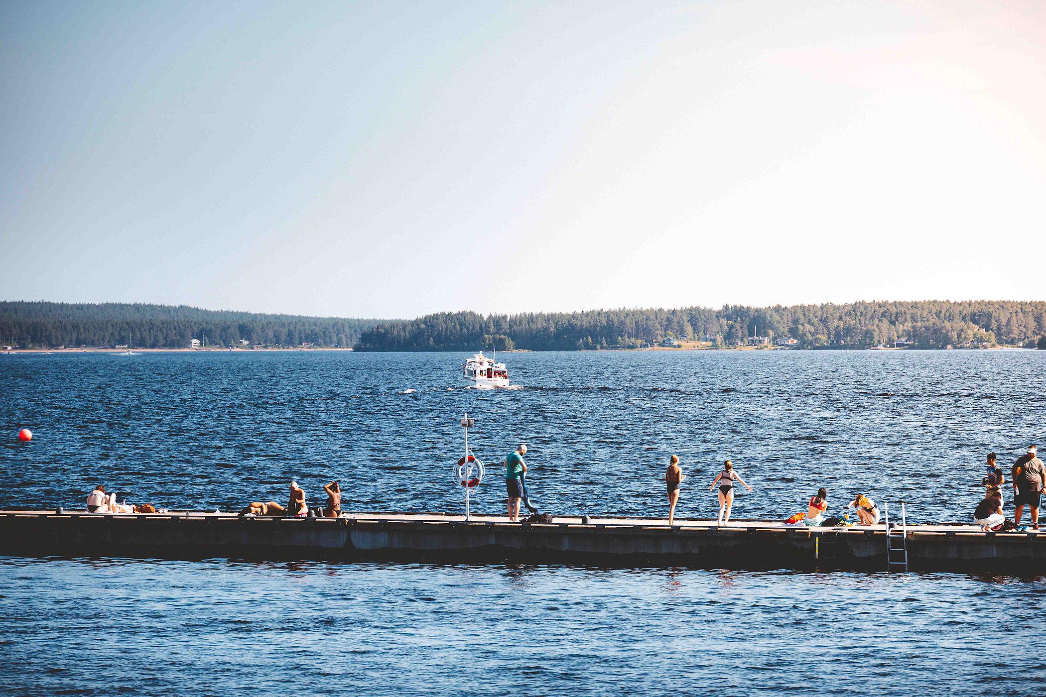 Personer på brygga under en solig sommardag