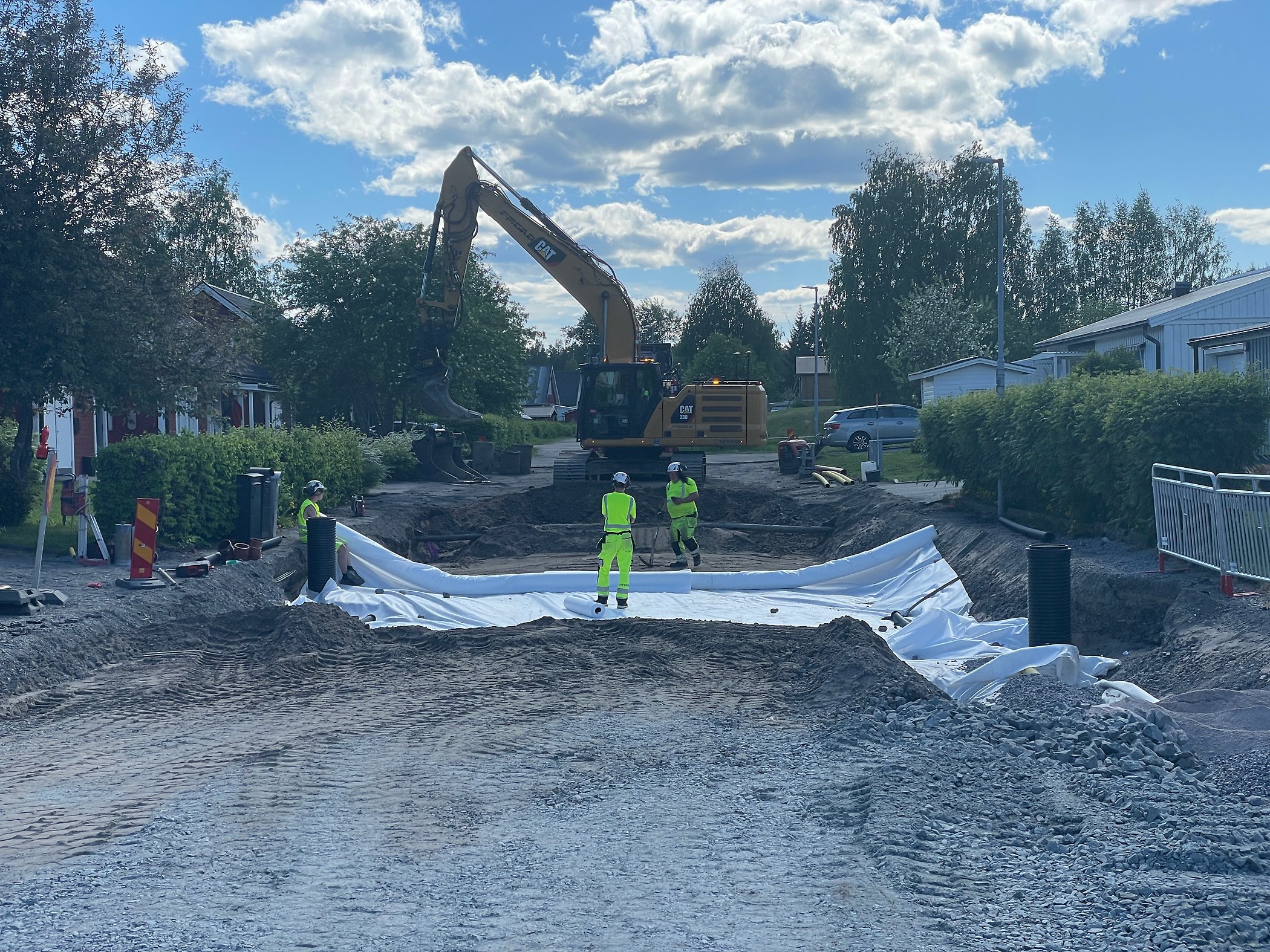 Arbetet längs Landbovägen pågår.