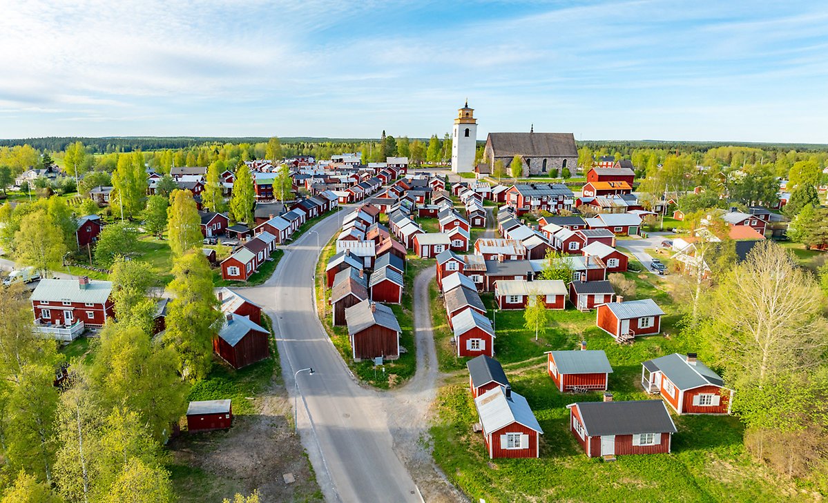 Barn som leker på friluftsmuseet Hägnan på sommaren